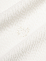 Áo Thun Dệt Kim Thêu Logo M Form Regular AT181 Màu Trắng