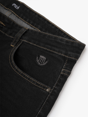 Quần Jean Rã Diễu Thêu Huy hiệu 4MEN Form Regular QJ120 Màu Xám