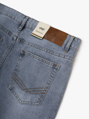 Quần Jean Rã Diễu Thêu Huy hiệu 4MEN Form Regular QJ120 Màu Xanh Biển Nhạt