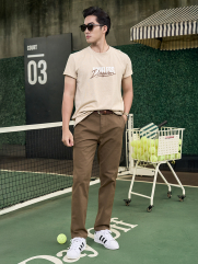 Quần Kaki Trơn Signature Gắn Tag Kim Loại Form Slimfit QK028 Màu Nâu