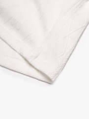 Áo Thun Dệt Kim Họa Tiết Form Slimfit AT182 Màu Trắng