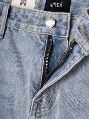 Quần Jean Thêu Hình Ngựa Túi Sau Form Straight QJ124