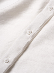 Áo Sơ Mi Linen Xước Ngắn Tay Form Regular SM203 Màu Trắng