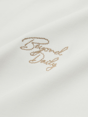Áo Thun Rayon Cổ V Thêu Chữ Beyond Daily Form Regular AT195 Màu Trắng