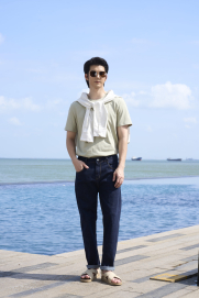 Áo Thun Vân Nổi Thêu Chiếc Thuyền Form Regular AT191 Màu Rêu