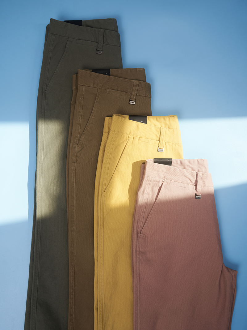 Quần Kaki Trơn Signature Gắn Tag Kim Loại Form Slimfit QK028 Màu Rêu
