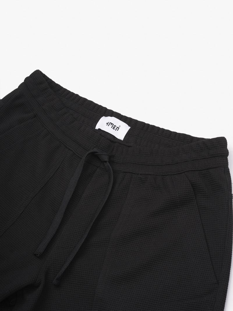 Quần Short Lưng Thun Túi Xéo Gắn Tag Silicon 4M Form Regular QS064 Màu Đen