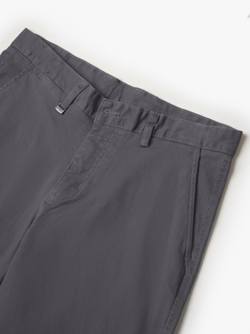 Quần Kaki Trơn Signature Gắn Tag Kim Loại Form Slimfit QK028 Màu Xanh Đậm