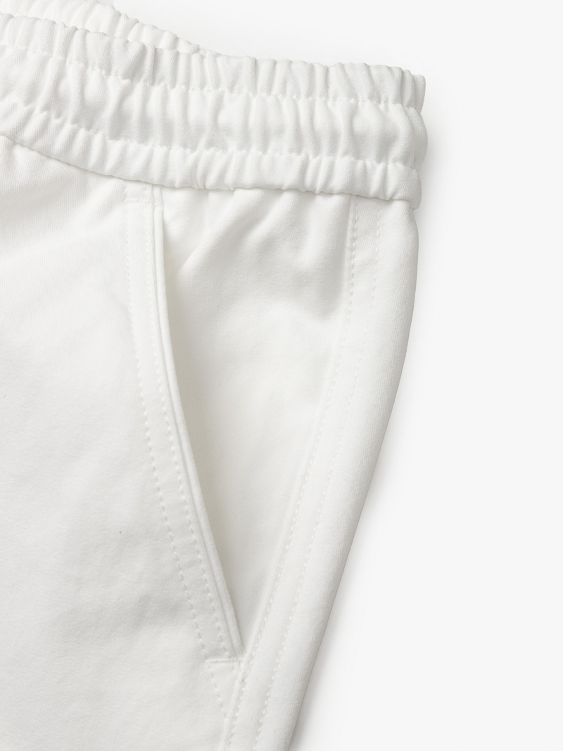 Quần Short Kaki Lưng Thun Gắn Nhãn Trang Trí Form Straight QS067 Màu Trắng