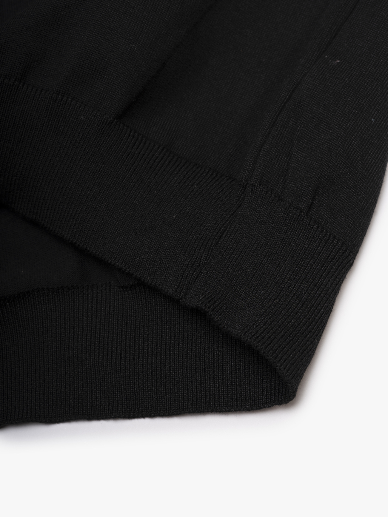 Áo Len Cổ Lọ Thêu 4M Ở Cổ Form Regular AL015 Màu Đen