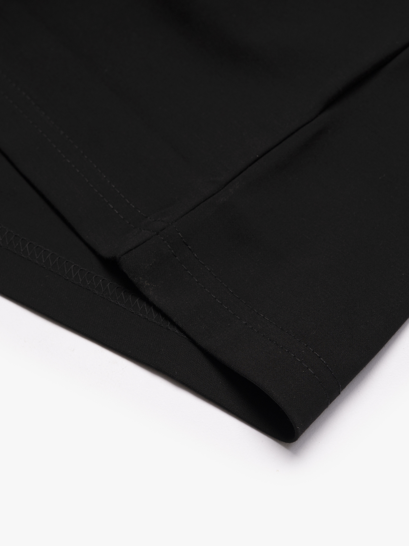 Áo Thun Rayon Cổ V Thêu Chữ Beyond Daily Form Regular AT195 Màu Đen