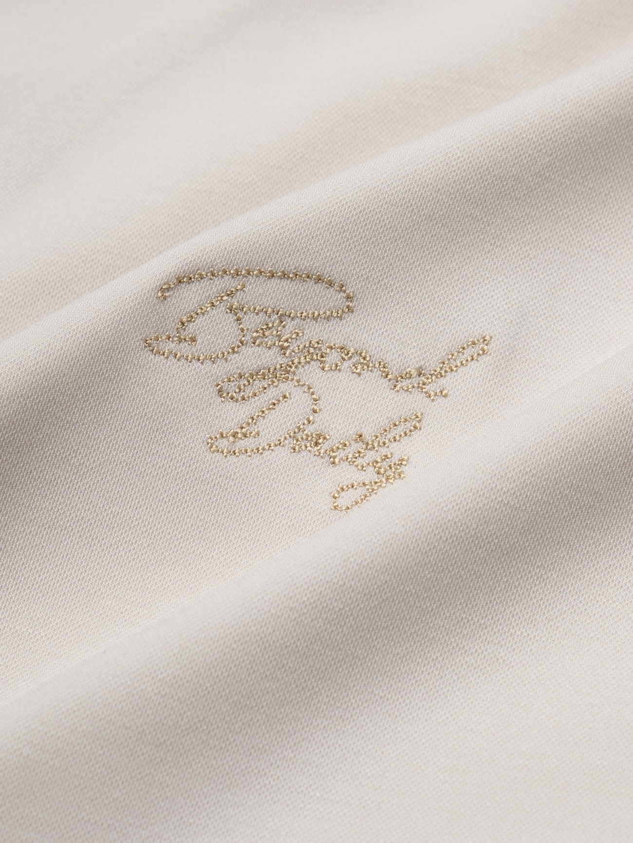 Áo Thun Rayon Cổ V Thêu Chữ Beyond Daily Form Regular AT195 Màu Be