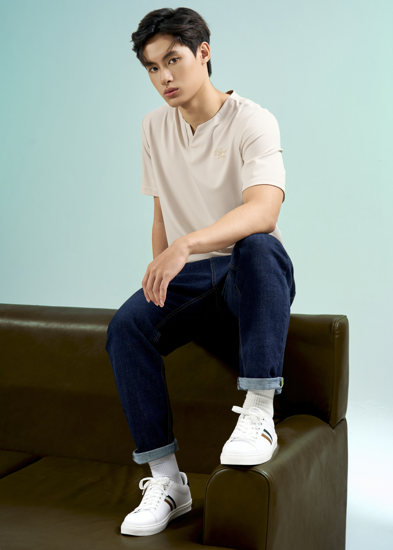 Áo Thun Rayon Cổ V Thêu Chữ Beyond Daily Form Regular AT195 Màu Be
