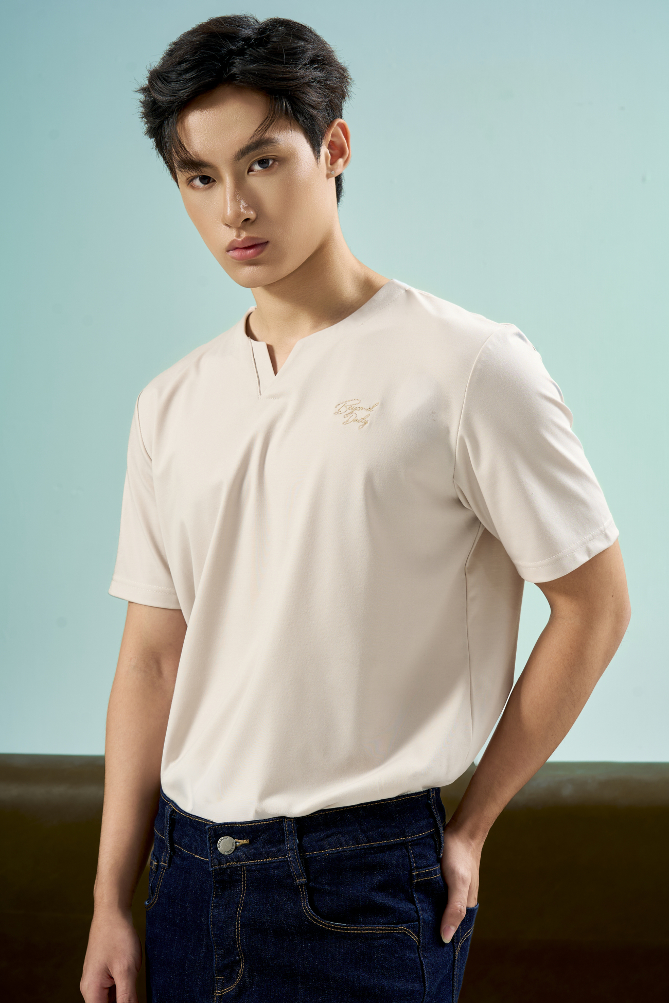 Áo Thun Rayon Cổ V Thêu Chữ Beyond Daily Form Regular AT195 Màu Be
