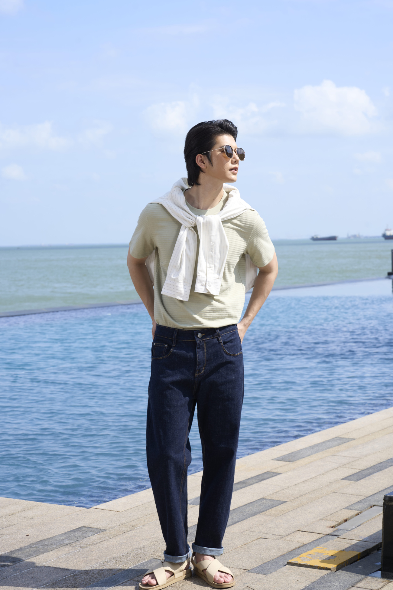 Áo Thun Vân Nổi Thêu Chiếc Thuyền Form Regular AT191 Màu Rêu