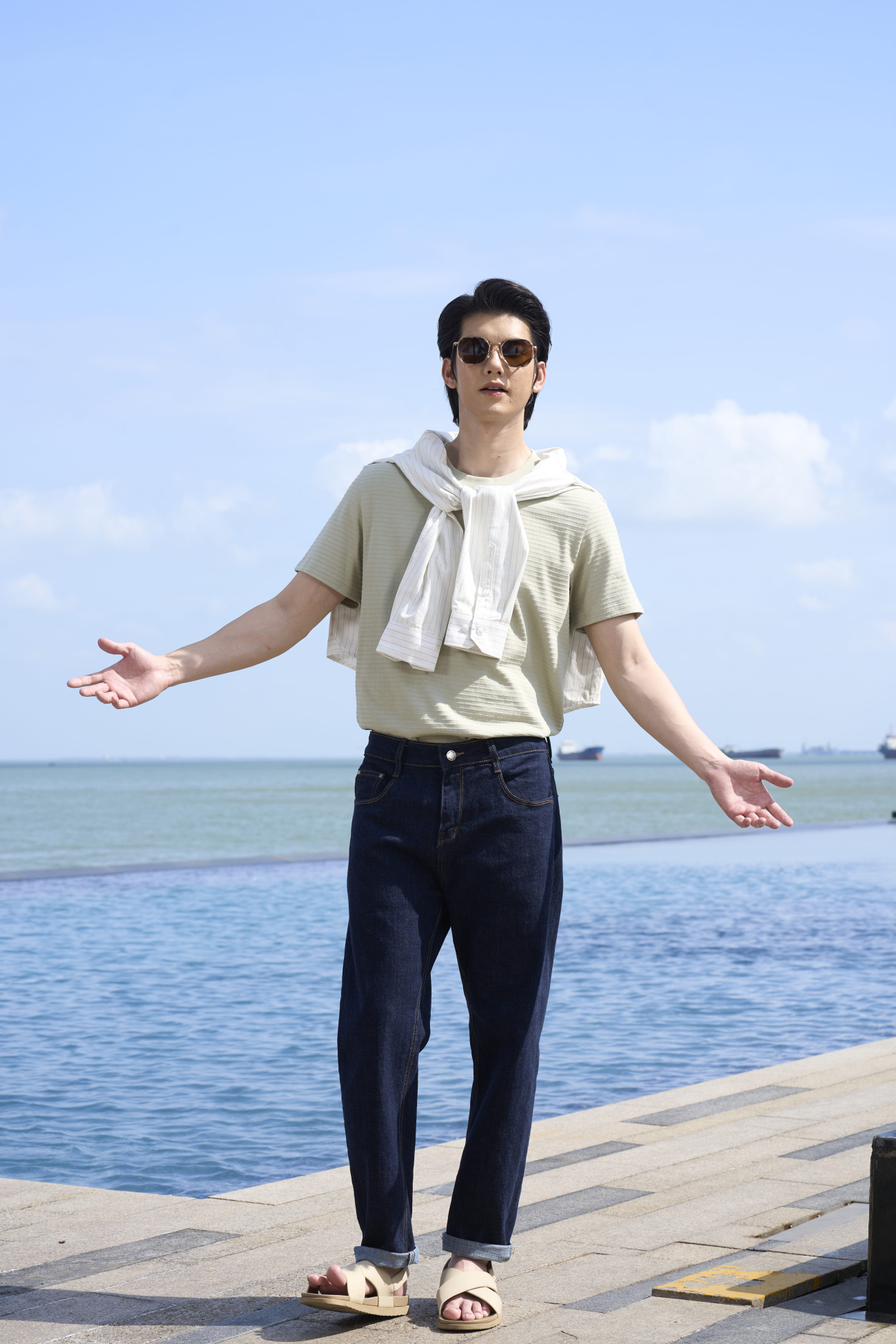 Áo Thun Vân Nổi Thêu Chiếc Thuyền Form Regular AT191 Màu Rêu
