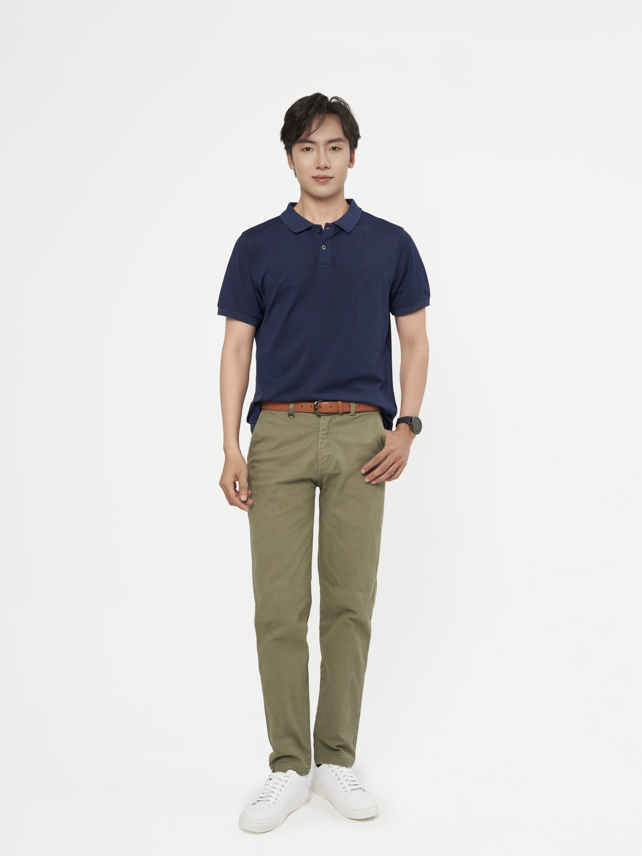 Quần Kaki Trơn Signature Gắn Tag Kim Loại Form Slimfit QK028 Màu Rêu