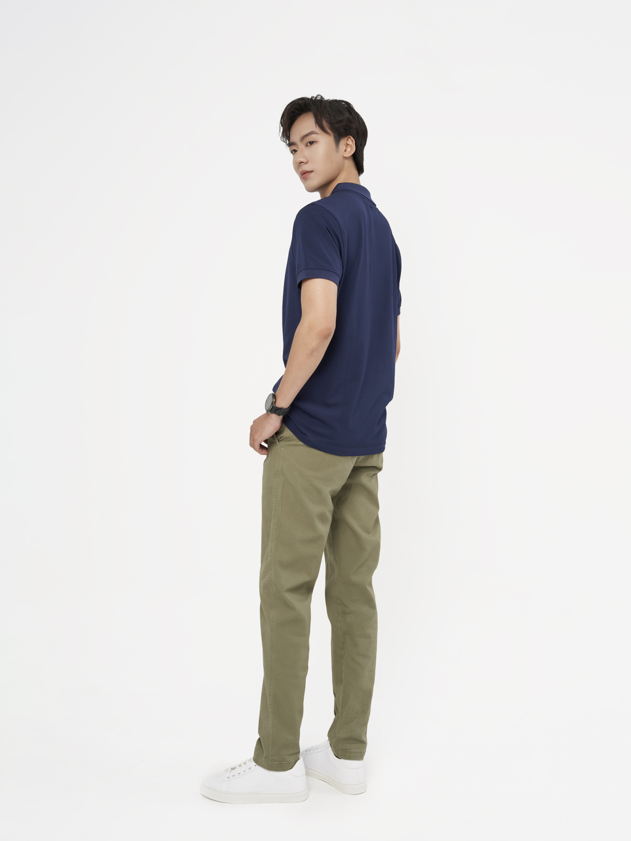 Quần Kaki Trơn Signature Gắn Tag Kim Loại Form Slimfit QK028 Màu Rêu